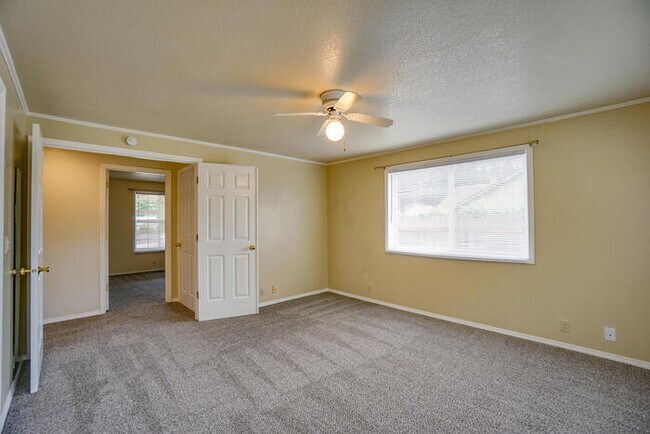 Building Photo - LARGE THREE BEDROOM HOME WITH RV /BOAT PAR...