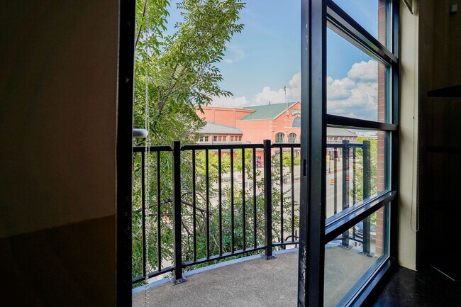 Building Photo - Fully Furnished Mid-Term 2-Level Condo | 1,549 Sq Ft | Private Parking | Shared Living