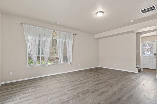Building Photo - Updated 3-Bedroom Townhome with Private Ya...
