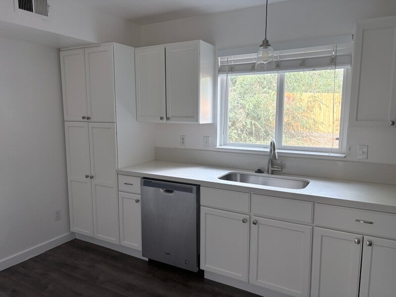Building Photo - 420 S Fenton St