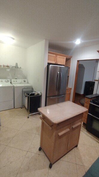 Building Photo - 1445 E 33rd St S