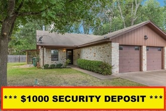 Building Photo - Spacious 2/1 Duplex in Central Taylor, Tx