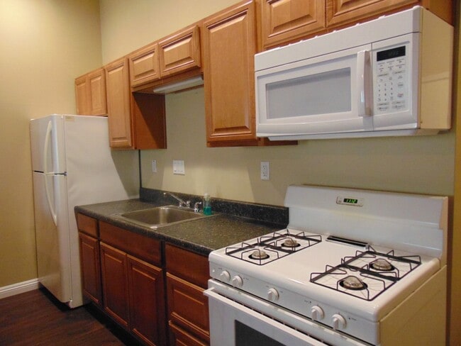 Building Photo - Orchid Manor Condo Studio w/Full kitchen + Enclosed lanai