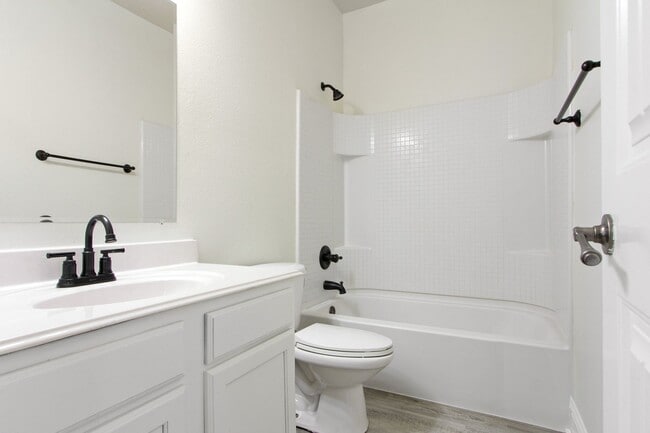 Building Photo - * MOVE IN SUMMER 7/25/2027 * 5 Bed 3 Bath Walk to TCU Light Housekeeping Included