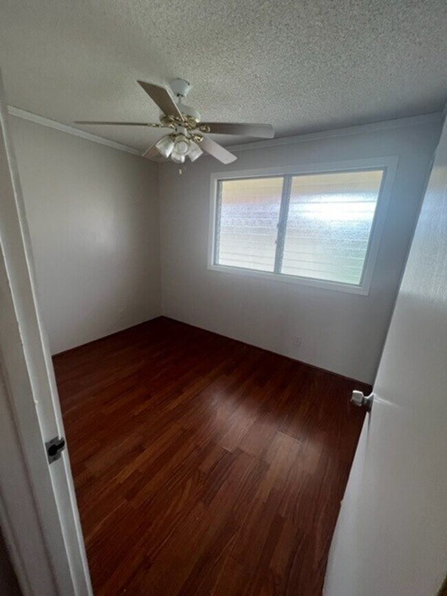 Building Photo - 2 Bed / 1.5 Bath / 1 covered reserved parking - Great Kailua Location!