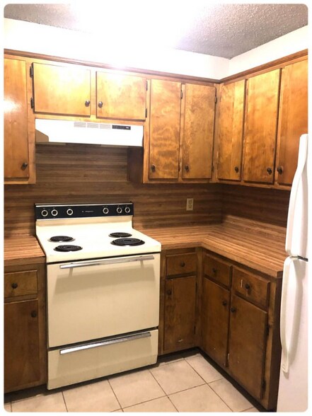 Building Photo - 104 E Truman Ave