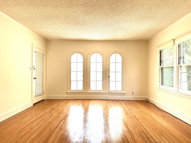 Living room - 1138 N Gardner St