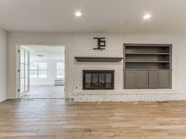 Building Photo - 3004 Kent Dr