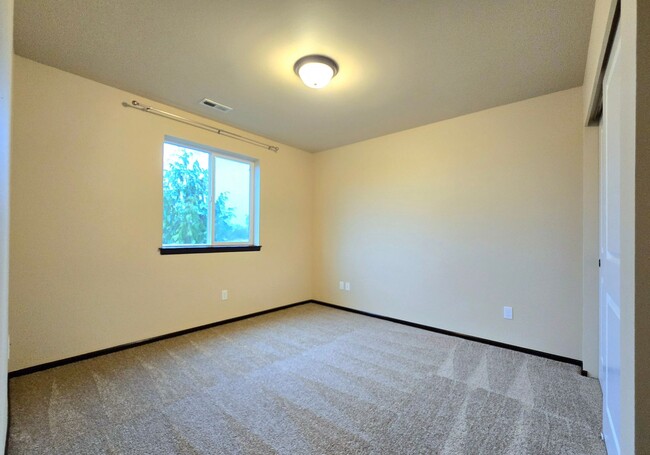 Building Photo - Spacious Marysville Home Available Now for...