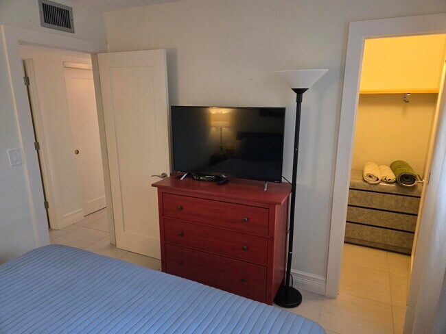 Building Photo - 1831 Sabal Palm Dr