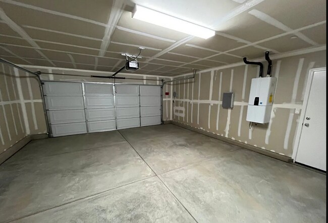 Building Photo - Two weeks free rent  "Spacious 4-Bedroom Haven with 2 Full Baths in Merced – Your Dream Home Awai...