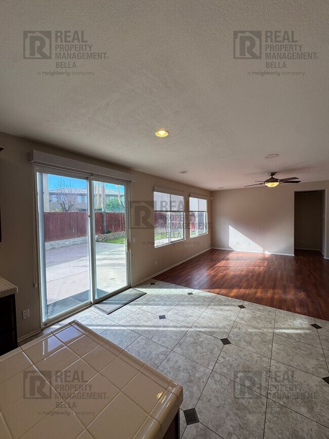 Building Photo - Spacious & Stylish 5-Bed, 3-Bath Home in Prime Murrieta Location