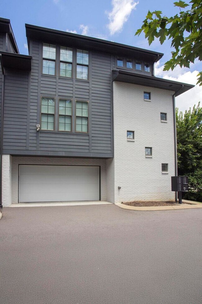 Building Photo - 4 BEDROOM, 5 BATH, 2-CAR GARAGE-