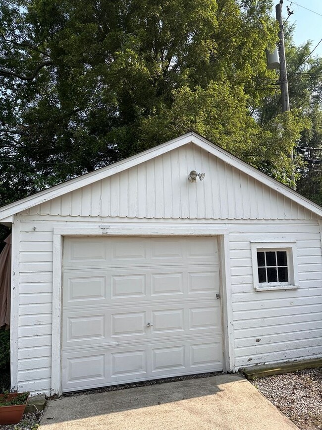 Building Photo - 2 bed 1 bath ranch walking distance to Dow...