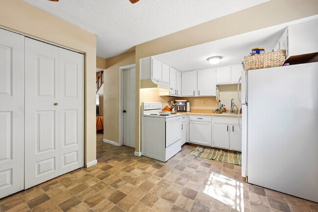 Building Photo - $1,695.95 - 2 Bed, 1 Bath Townhome In Denver with In Unit Laundry!