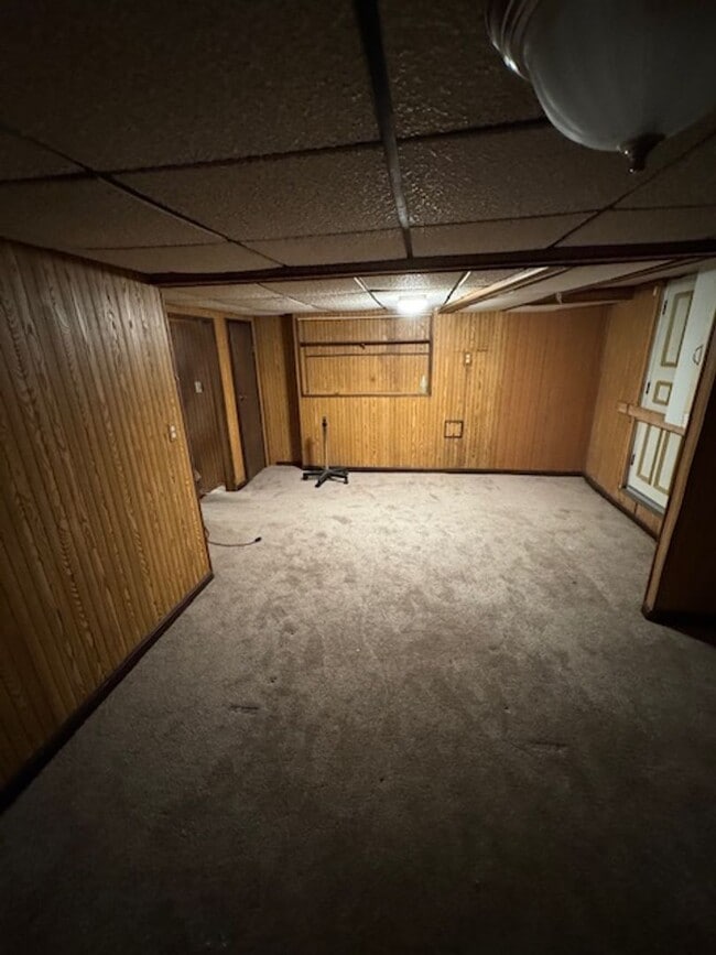 Building Photo - 3BED 2BATH FINISHED BASEMENT $1650/MONTH!