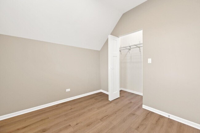 Building Photo - 3311 N Ravenswood Ave