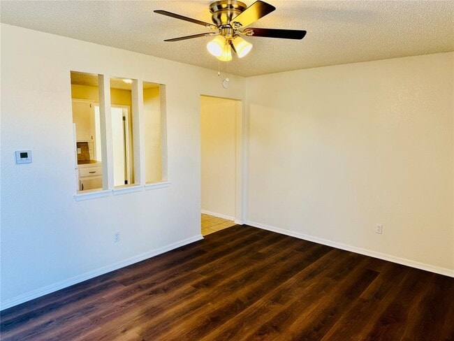 Building Photo - 1901 E Lindsey St