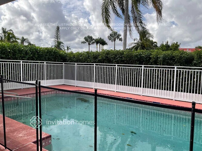 Building Photo - 2501 Stonegate Dr