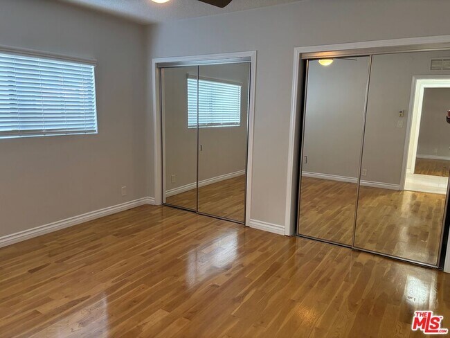 Building Photo - 2488 Beachwood Dr