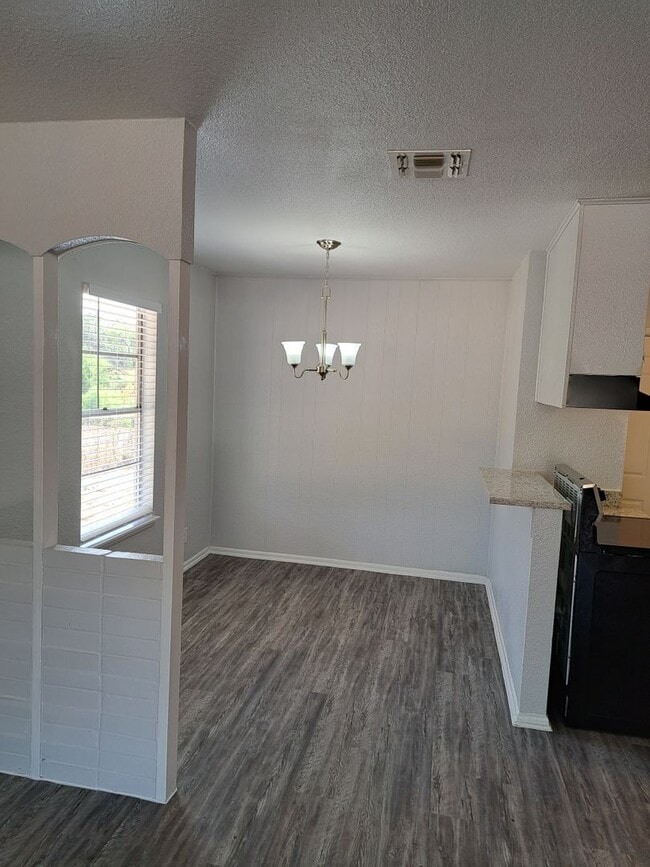 Building Photo - Large spacious Home