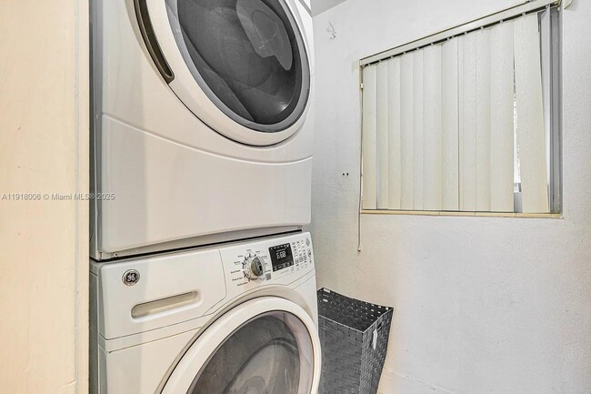 Building Photo - 963 Nautilus Isle