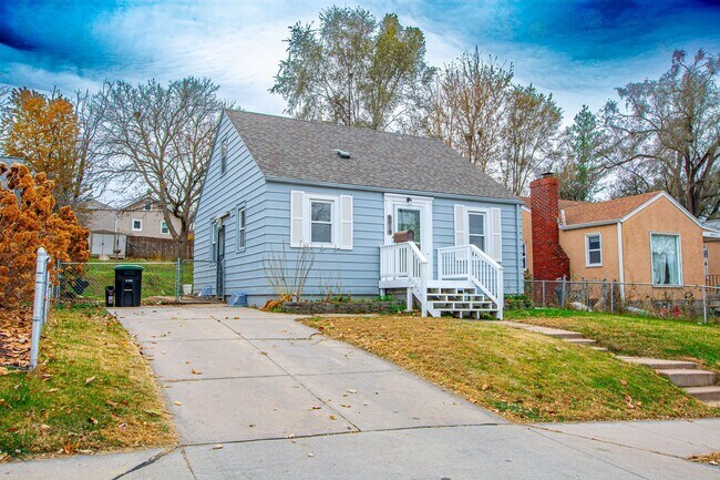 Building Photo - Adorable 2 Bedroom / 2 Bath Home in Aksarben with Washer/Dryer and Fenced Backyard!