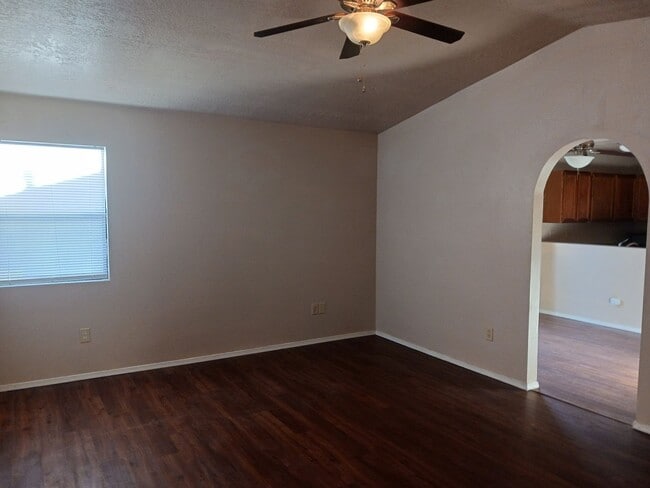 Building Photo - AFFORDABLE & CUTE!