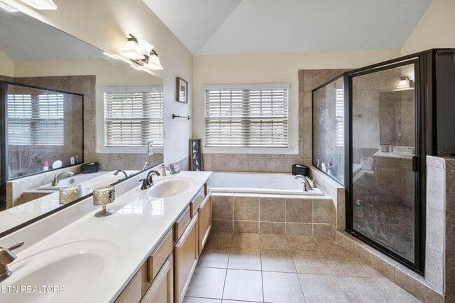 Building Photo - Luxury 5 Bedroom West Knox Home