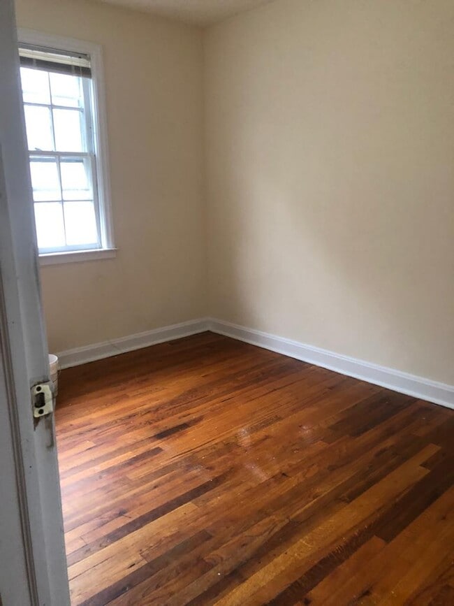 Building Photo - 957 William St