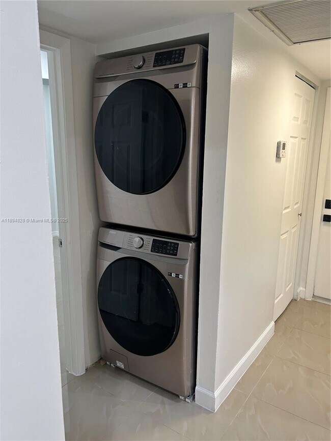 Building Photo - $2,200MONTHLY;20730 NE 8TH CT #204-16