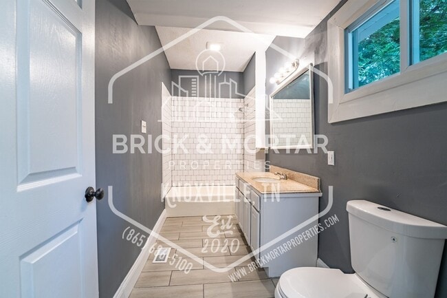 Building Photo - 411 James Ave