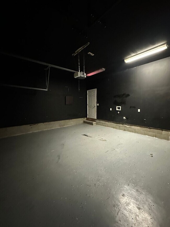 Building Photo - Spacious and beautifully designed home wit...