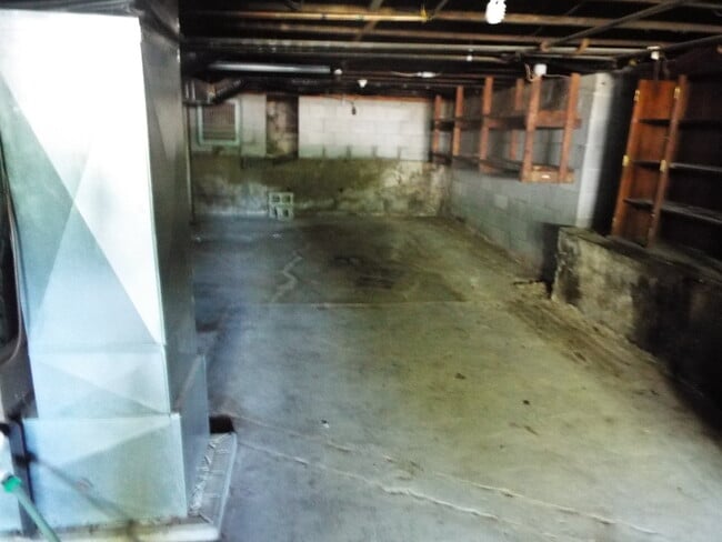 Building Photo - Two bedroom/one bathroom single family hou...