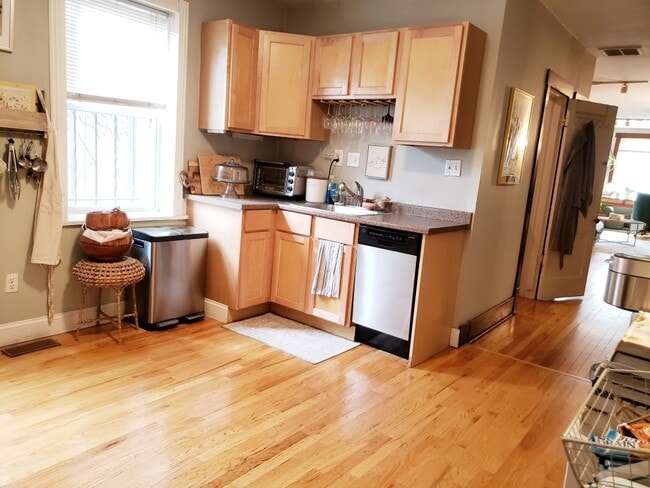 Building Photo - 1530 W Diversey Pkwy