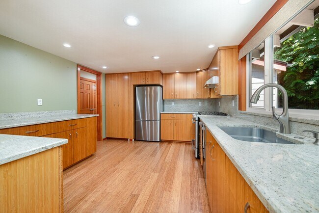 Building Photo - 5 Bed 3 Bath home In Bellevue Available Now