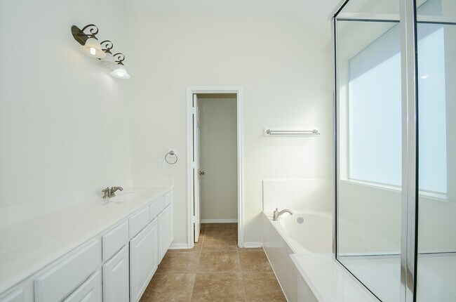 Building Photo - 12918 Hawthorne Shores Dr