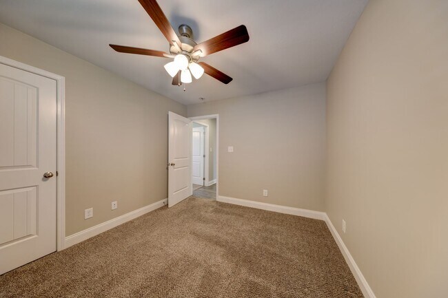 Building Photo - Sharp 3 bed 2 bath with Bonus room and nice fenced yard.