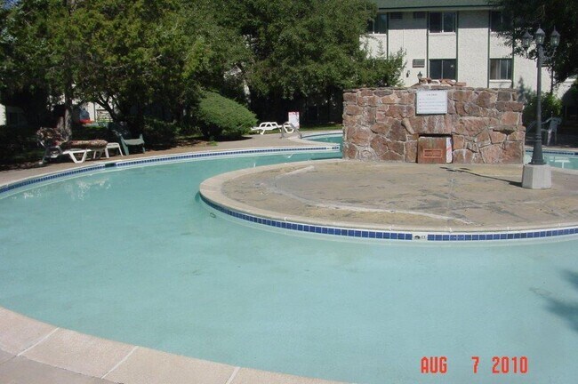 Building Photo - Great location off Leetsdale/Parker and Florida with lots of amenities such as pool, hot tub, clu...