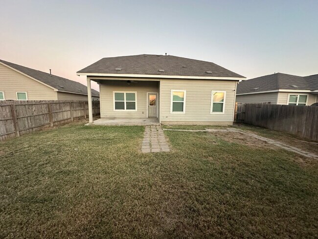 Building Photo - Spacious 5 Bedroom, 3.5 Bath Home with 2,6...