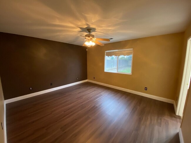 Building Photo - NW Visalia Home coming soon!!