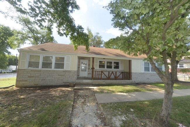 Primary Photo - 1005 Hawthorn Ave