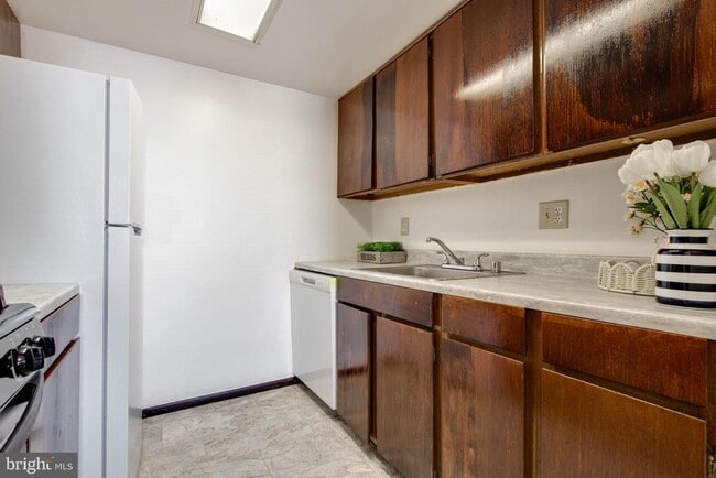 Building Photo - 557 W Diamond Ave