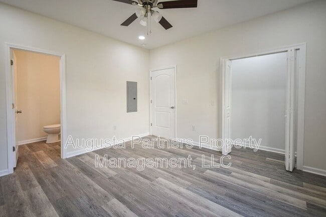 Building Photo - 2122 Circular Dr