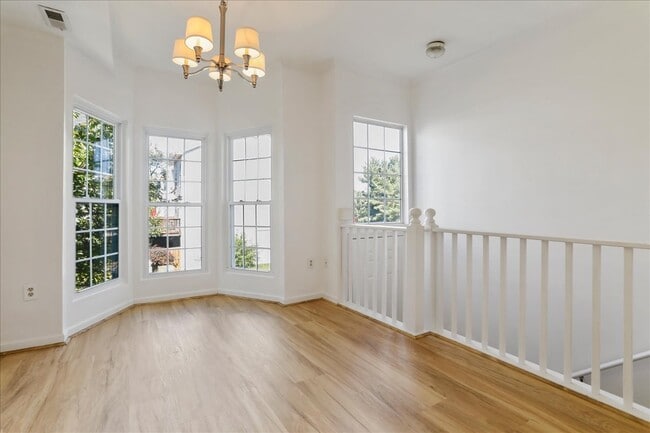 Building Photo - 1310 Hampshire Dr