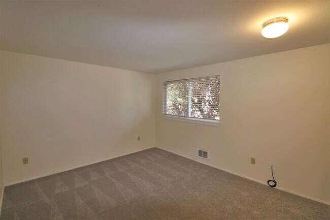 Building Photo - 2 Bedroom 1 Bathroom w/ Deck and Parking!