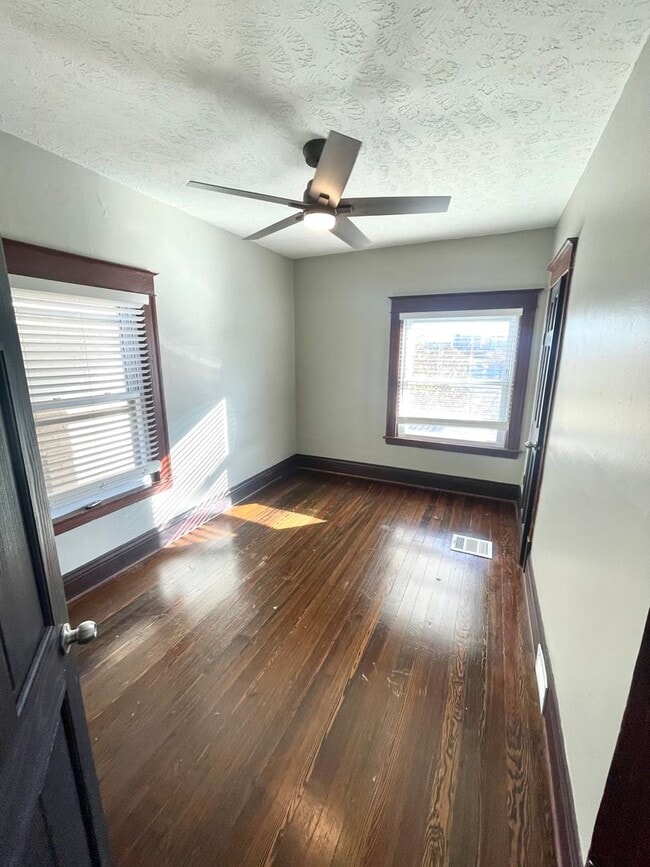 Building Photo - Large historic 6 bedroom 3 bathroom in Blackstone!