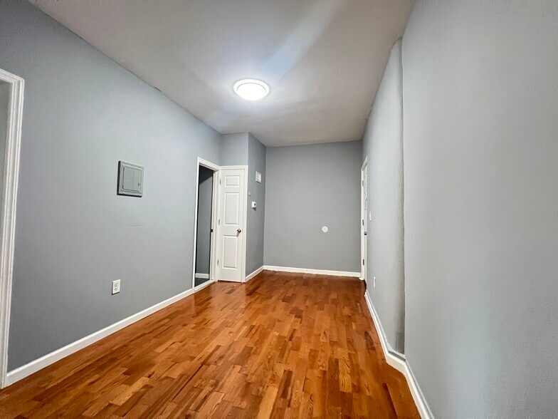 Unit 8 - 300 Lyons Ave