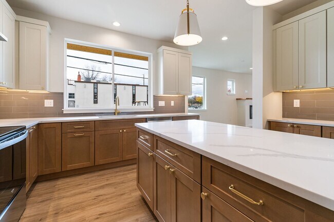 Building Photo - Halleck Townhomes Triplex