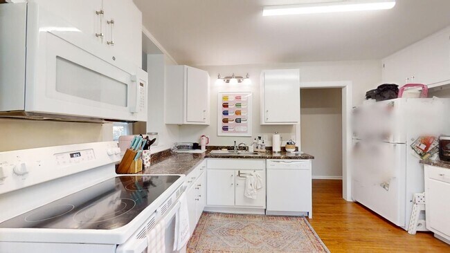 Building Photo - AVAILABLE NOW- SUBLEASE Short distance to Downtown Auburn--One of Kind Home on Sherwood Dr in Auburn
